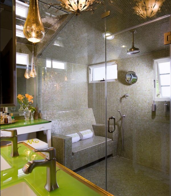 На фото: большая главная ванная комната в современном стиле с душем в нише, зеленой плиткой, разноцветной плиткой, стеклянной плиткой, зелеными стенами, полом из мозаичной плитки, врезной раковиной и стеклянной столешницей с