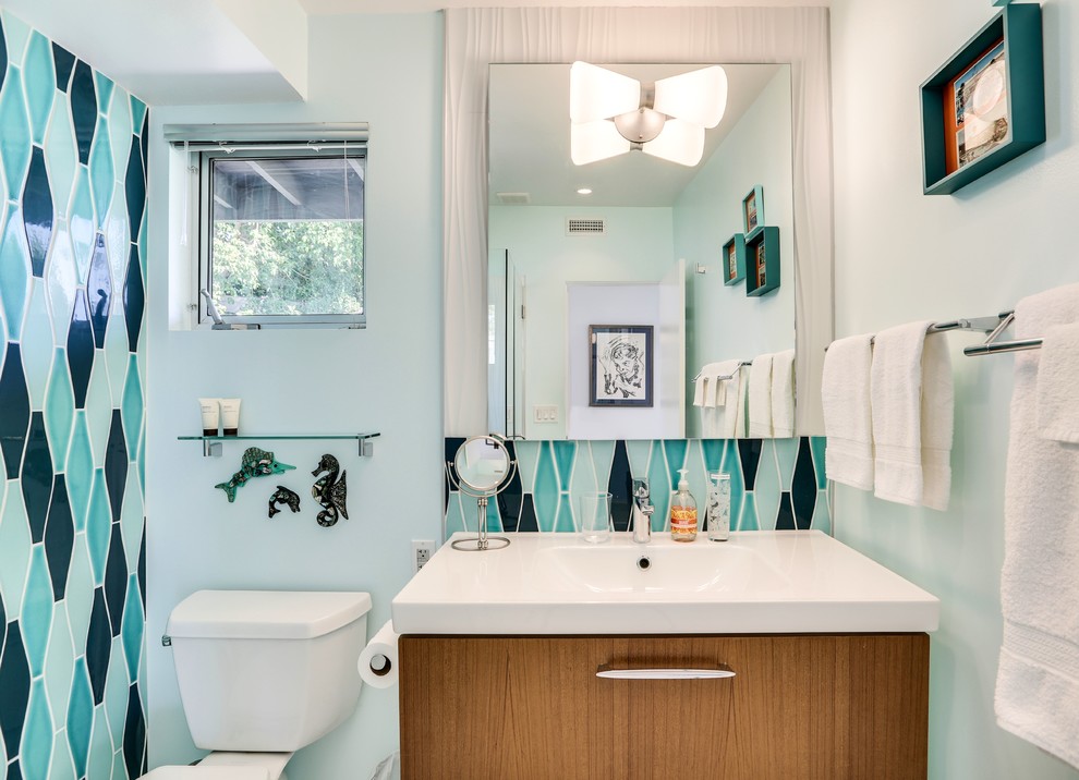 Идея дизайна: большая ванная комната в стиле ретро с плоскими фасадами, светлыми деревянными фасадами, угловой ванной, открытым душем, унитазом-моноблоком, белой плиткой, плиткой из листового камня, синими стенами, полом из керамической плитки, душевой кабиной, раковиной с несколькими смесителями и столешницей из искусственного камня