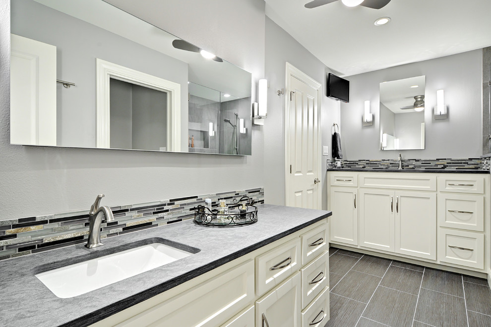Kleines Klassisches Badezimmer mit Unterbauwaschbecken, profilierten Schrankfronten, weißen Schränken, Quarzit-Waschtisch, grauen Fliesen, Keramikfliesen, grauer Wandfarbe, Porzellan-Bodenfliesen und Eckdusche in Austin