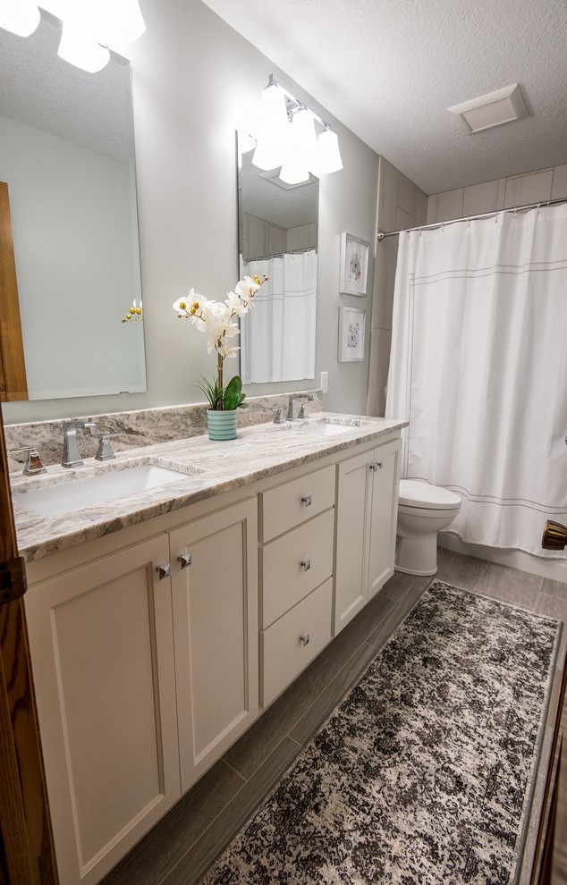 Idéer för mellanstora en-suite badrum, med luckor med infälld panel, vita skåp, en toalettstol med hel cisternkåpa, keramikplattor, grå väggar, klinkergolv i keramik, ett undermonterad handfat, granitbänkskiva och grått golv
