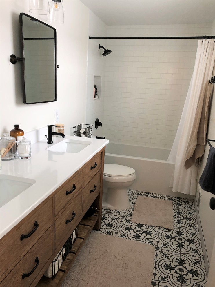 Eklektisches Badezimmer mit weißen Fliesen, Metrofliesen, weißer Wandfarbe, Unterbauwaschbecken, Duschvorhang-Duschabtrennung und weißer Waschtischplatte in Detroit