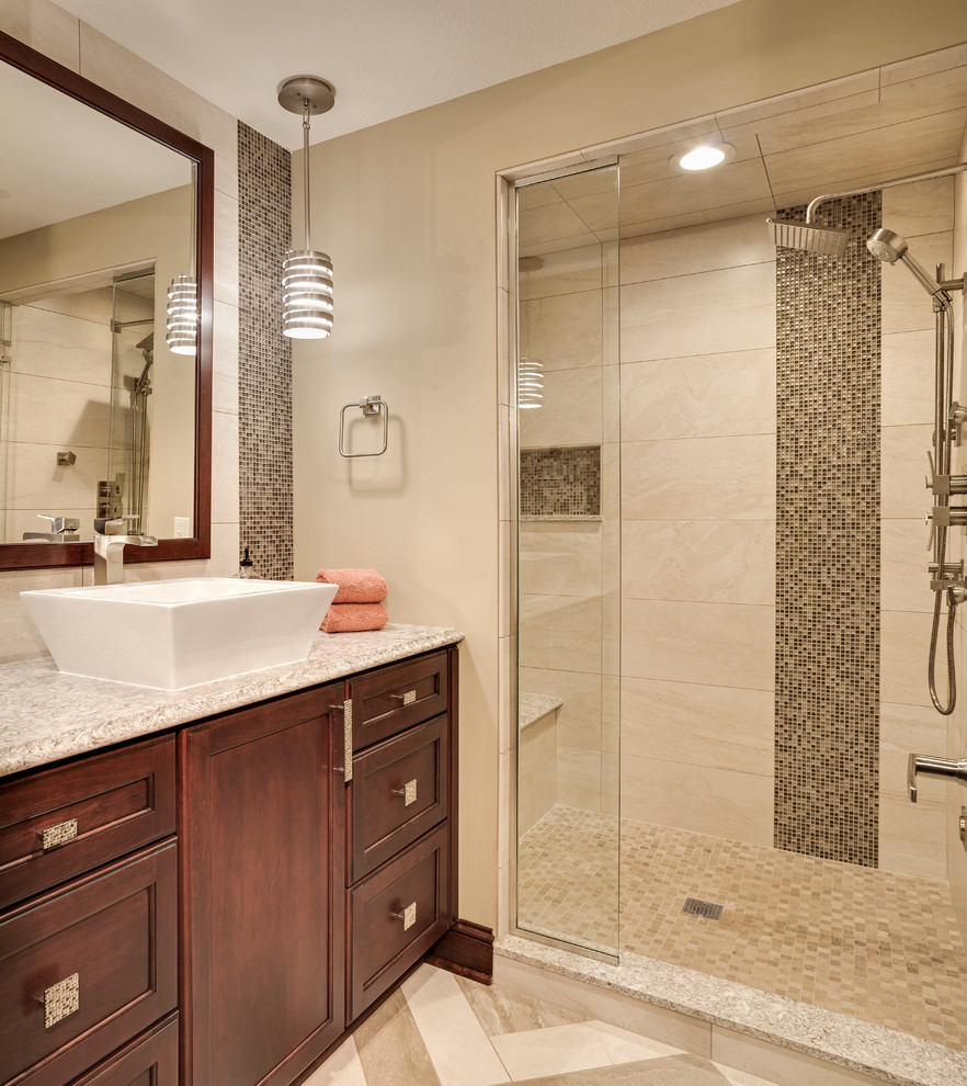 Cette image montre une salle de bain traditionnelle en bois foncé de taille moyenne avec une vasque, un placard avec porte à panneau encastré, un carrelage beige, un mur beige et un sol beige.