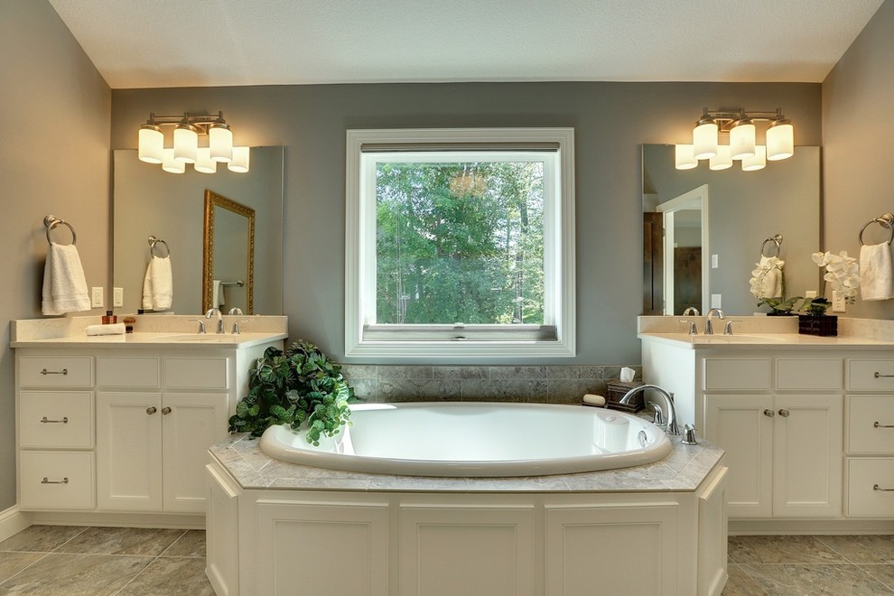 Idee per una grande stanza da bagno padronale classica con ante bianche, top in marmo, vasca da incasso, piastrelle grigie, pareti grigie e pavimento con piastrelle in ceramica