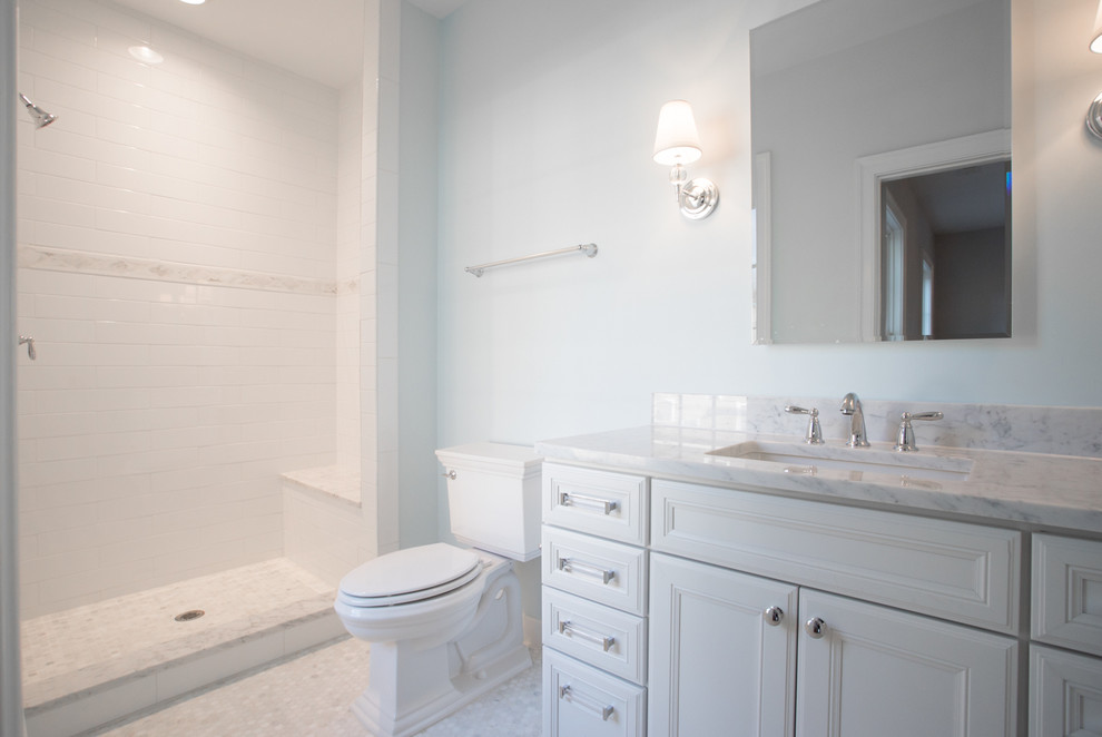 Пример оригинального дизайна: детская ванная комната в классическом стиле с врезной раковиной, фасадами с утопленной филенкой, белыми фасадами, мраморной столешницей, душем в нише, раздельным унитазом, белой плиткой, плиткой мозаикой и полом из мозаичной плитки