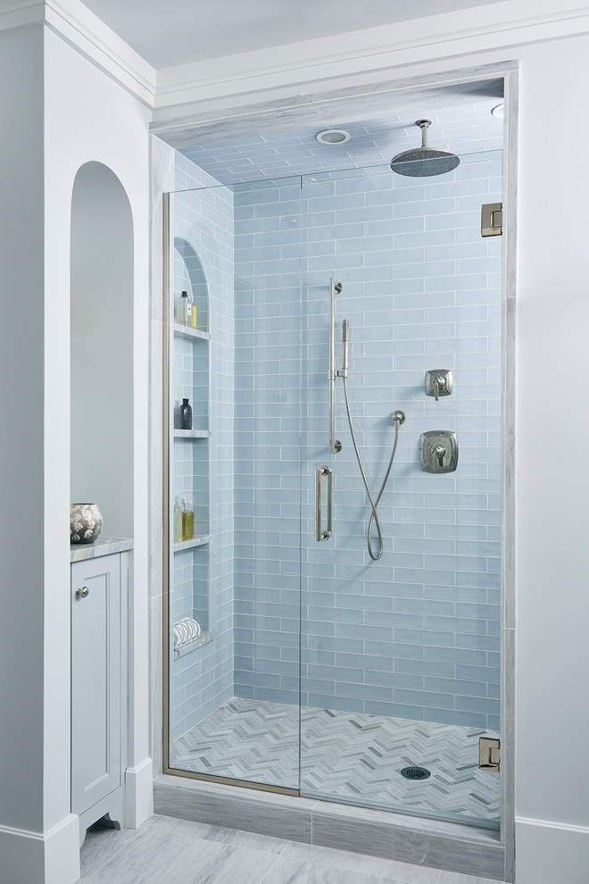 На фото: ванная комната в стиле неоклассика (современная классика) с синими фасадами, душем в нише, синей плиткой, душевой кабиной, серым полом и душем с распашными дверями с