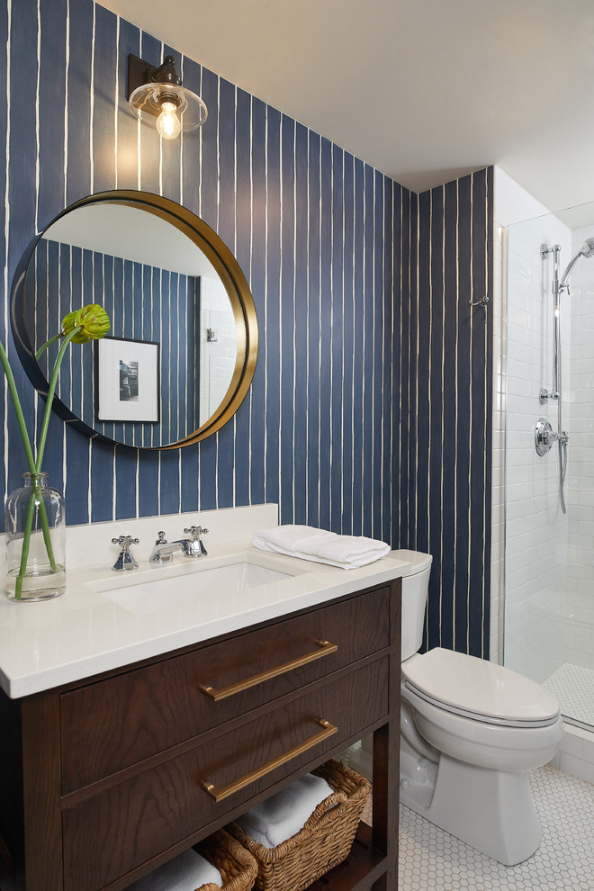 Пример оригинального дизайна: большая ванная комната в стиле неоклассика (современная классика) с плоскими фасадами, коричневыми фасадами, душем в нише, раздельным унитазом, синими стенами, полом из керамической плитки, врезной раковиной, столешницей из кварцита, белым полом, душем с распашными дверями и белой столешницей
