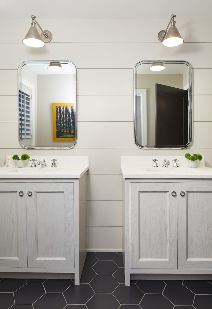 Foto di una stanza da bagno tradizionale con ante con riquadro incassato, ante grigie, lavabo sottopiano, top in quarzite, pavimento nero e top bianco