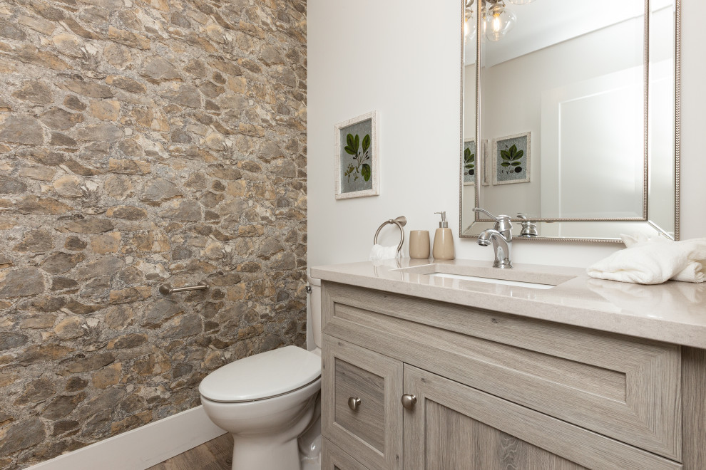 Aménagement d'une salle d'eau classique en bois brun de taille moyenne avec un placard à porte shaker, WC séparés, un mur blanc, un lavabo encastré, un sol marron, un plan de toilette gris, meuble simple vasque, meuble-lavabo encastré et un mur en pierre.