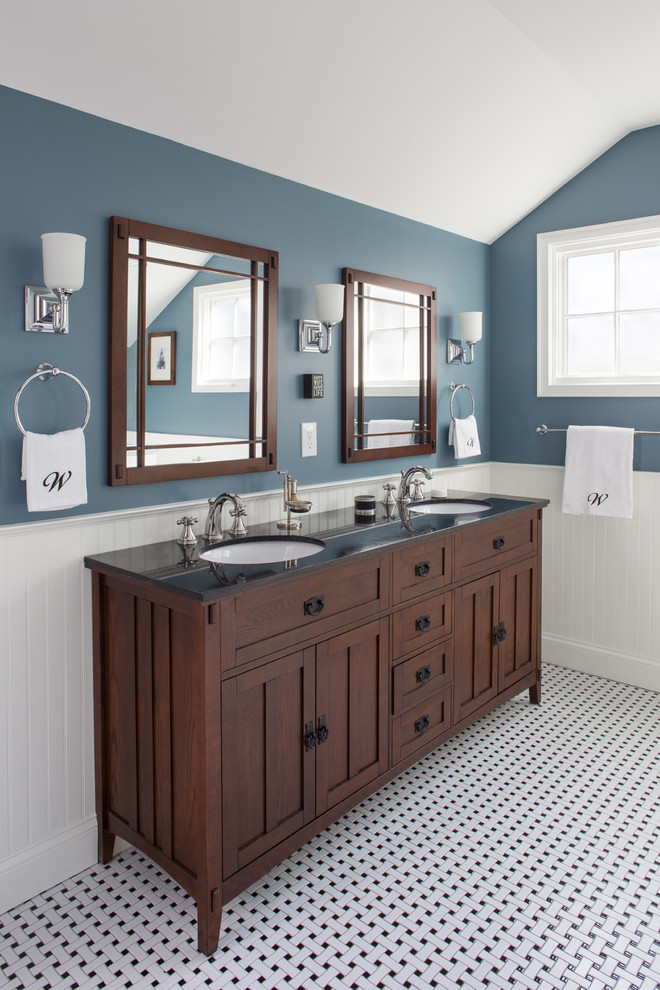 Klassisches Badezimmer mit braunen Schränken, blauer Wandfarbe, Unterbauwaschbecken, buntem Boden und Schrankfronten im Shaker-Stil in Atlanta