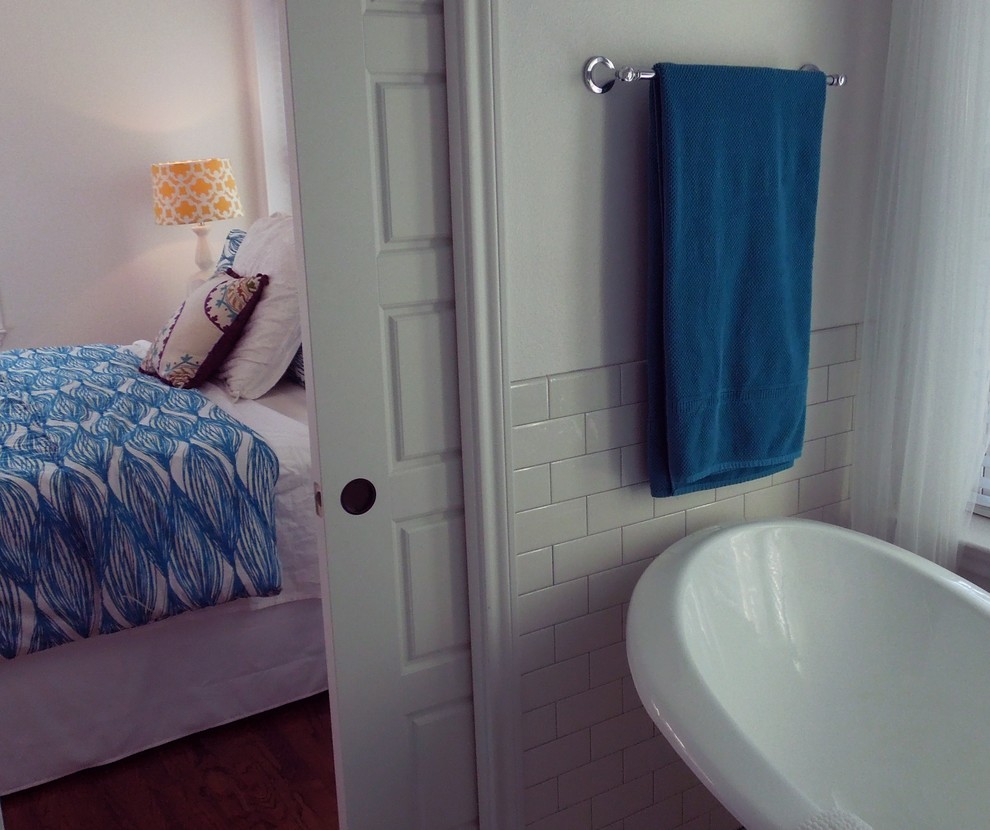 Cette photo montre une petite salle de bain principale craftsman avec un placard à porte plane, des portes de placard blanches, une baignoire indépendante, une douche d'angle, WC séparés, un carrelage jaune, un carrelage métro, un mur blanc et un sol en carrelage de terre cuite.