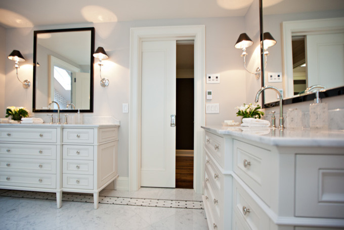 Идея дизайна: большая ванная комната в классическом стиле с фасадами в стиле шейкер, белыми фасадами и белыми стенами