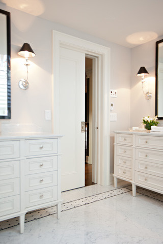 Foto de cuarto de baño clásico grande con armarios estilo shaker, puertas de armario blancas y paredes blancas