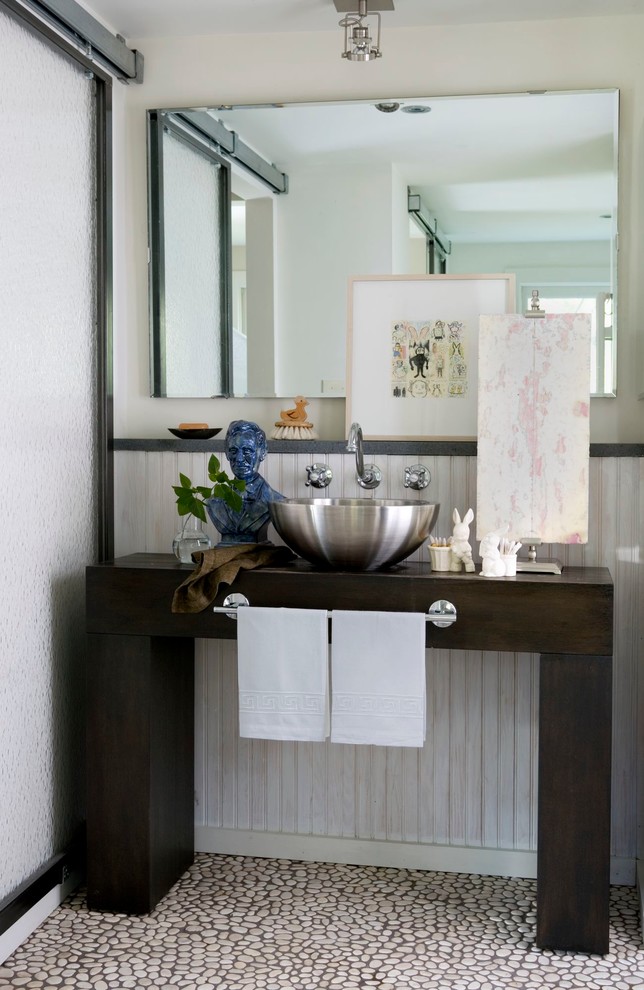 Стильный дизайн: ванная комната в современном стиле с настольной раковиной, столешницей из дерева и полом из галечной плитки - последний тренд