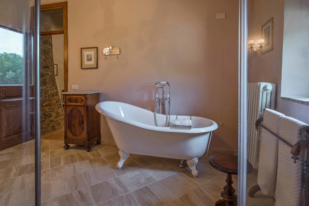 Exemple d'une grande salle de bain principale nature en bois brun avec un placard en trompe-l'oeil, un plan de toilette en marbre, une baignoire sur pieds, une douche d'angle, un bidet, un carrelage de pierre et un sol en travertin.
