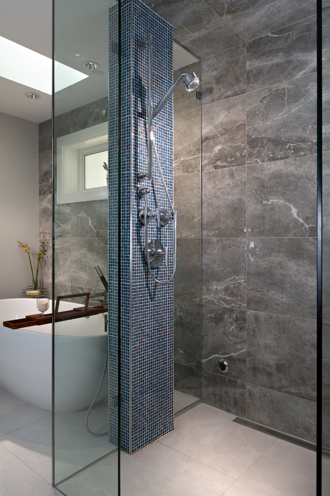 Idéer för att renovera ett stort vintage en-suite badrum, med ett fristående badkar, en kantlös dusch, flerfärgad kakel, mosaik och dusch med gångjärnsdörr