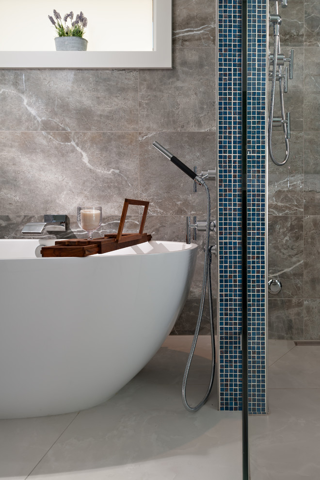 Immagine di una grande stanza da bagno padronale tradizionale con vasca freestanding, vasca/doccia, piastrelle multicolore, piastrelle a mosaico, top in granito e porta doccia a battente