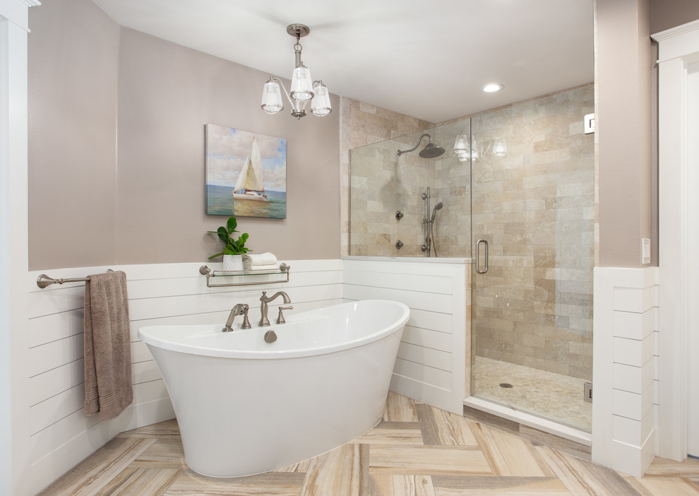 Пример оригинального дизайна: большая ванная комната в стиле шебби-шик с отдельно стоящей ванной, серой плиткой, керамогранитной плиткой, бежевыми стенами, полом из керамической плитки и серым полом