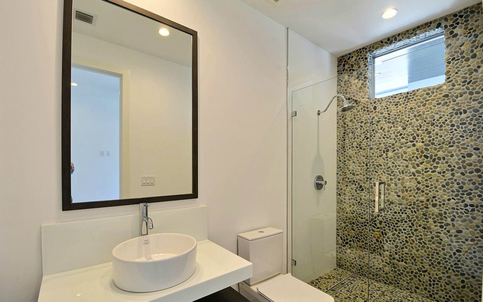 Immagine di una stanza da bagno minimalista di medie dimensioni con lavabo a bacinella, ante di vetro, ante bianche, top in quarzite, doccia aperta, WC sospeso, piastrelle bianche, pareti bianche e pavimento in gres porcellanato