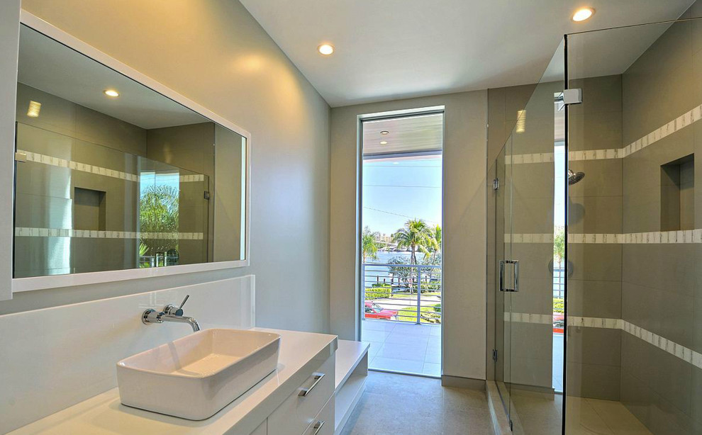 Großes Modernes Badezimmer mit Aufsatzwaschbecken, Glasfronten, weißen Schränken, Quarzit-Waschtisch, offener Dusche, Toilette mit Aufsatzspülkasten, weißen Fliesen, weißer Wandfarbe und Porzellan-Bodenfliesen in Miami