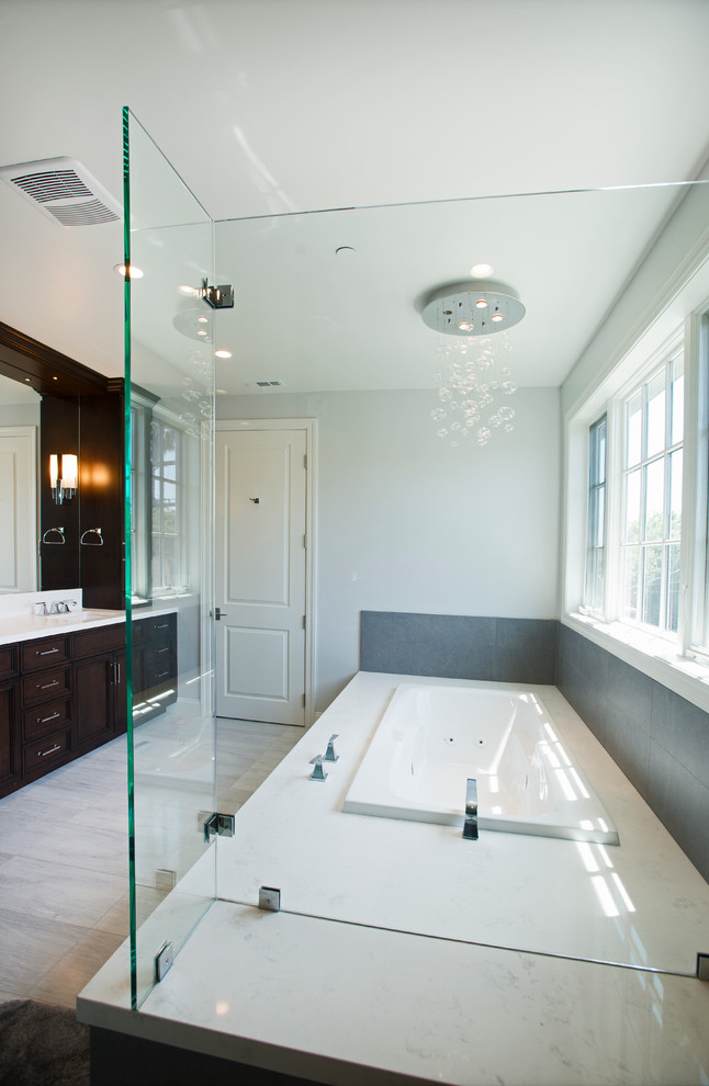 Inredning av ett modernt mellanstort en-suite badrum, med luckor med infälld panel, skåp i mörkt trä, en hörndusch, vita väggar, målat trägolv, ett undermonterad handfat, bänkskiva i kvartsit, ett platsbyggt badkar, grå kakel, vit kakel och keramikplattor