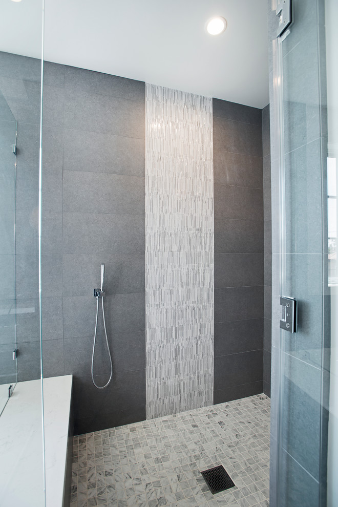 Exemple d'une salle de bain principale tendance en bois foncé de taille moyenne avec un placard avec porte à panneau encastré, une douche d'angle, un carrelage gris, un carrelage blanc, des plaques de verre, un mur blanc, parquet peint, un lavabo encastré et un plan de toilette en quartz.