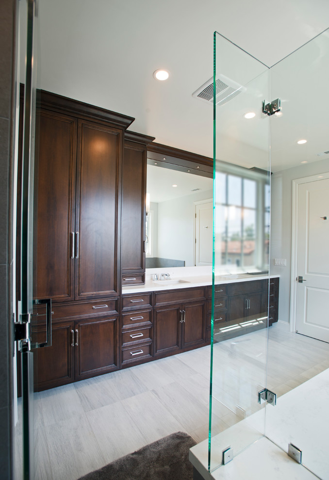 На фото: главная ванная комната среднего размера в современном стиле с фасадами с утопленной филенкой, темными деревянными фасадами, угловым душем, белыми стенами, деревянным полом, врезной раковиной и столешницей из кварцита