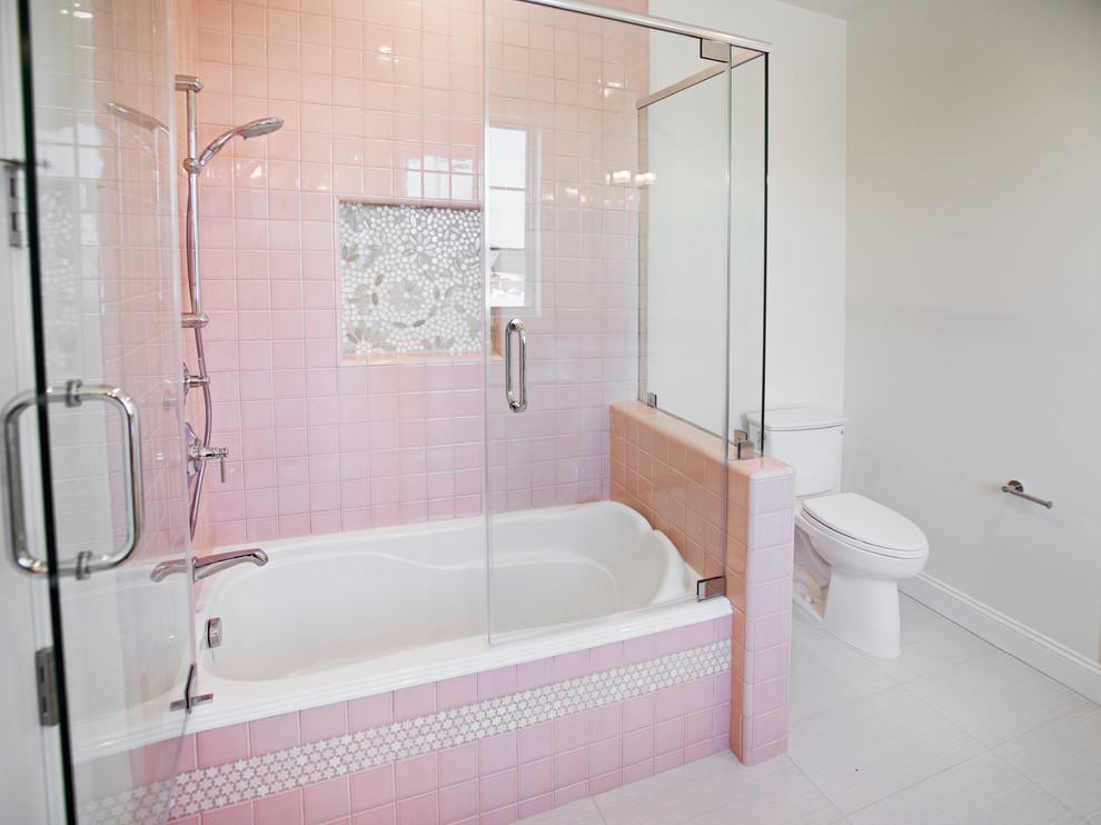 Cette image montre une petite salle de bain grise et rose design avec un combiné douche/baignoire, WC à poser, un carrelage rose, des carreaux de porcelaine, un mur blanc et un sol en carrelage de céramique.