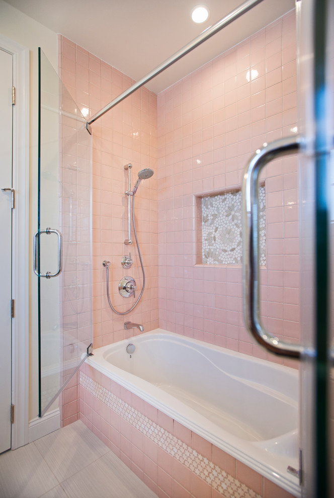Foto de cuarto de baño infantil actual pequeño con combinación de ducha y bañera, sanitario de una pieza, baldosas y/o azulejos rosa, baldosas y/o azulejos de porcelana, paredes blancas y suelo de baldosas de cerámica