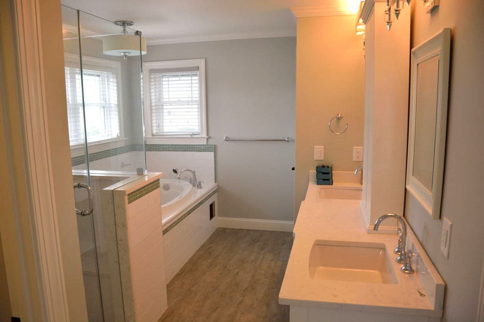 Foto di una stanza da bagno padronale stile marinaro di medie dimensioni con ante bianche, vasca da incasso, doccia alcova e pareti beige