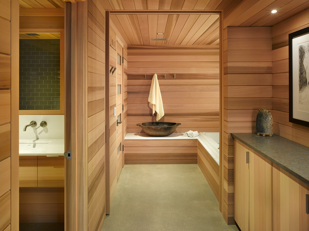 Cette image montre une très grande salle de bain minimaliste avec un espace douche bain.