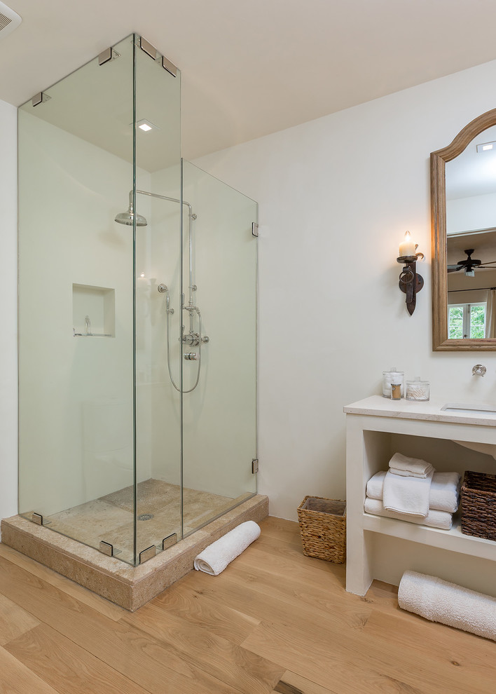 Exempel på ett mellanstort klassiskt en-suite badrum, med öppna hyllor, vita skåp, marmorbänkskiva, en dusch i en alkov, vita väggar, mellanmörkt trägolv och ett undermonterad handfat