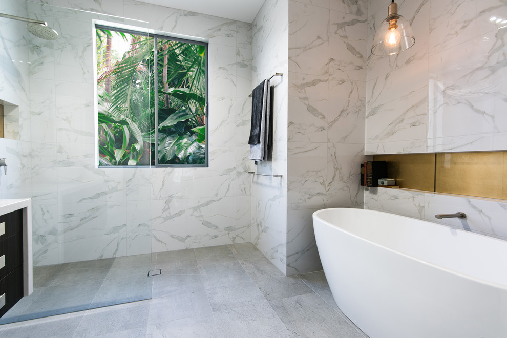 Ispirazione per una stanza da bagno tropicale con vasca freestanding, doccia aperta e doccia aperta