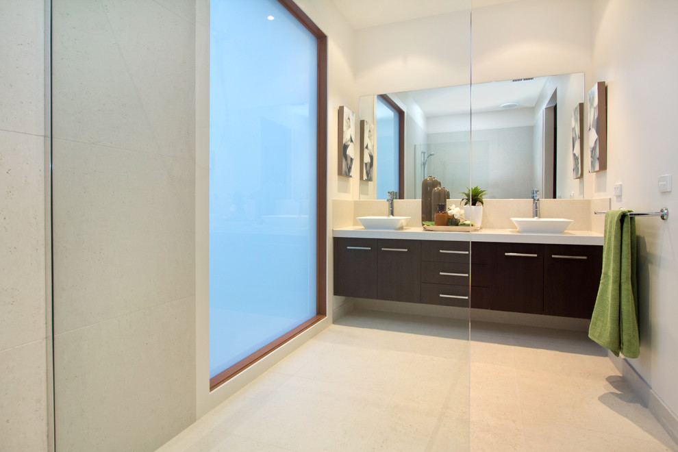 Foto de cuarto de baño rectangular exótico con lavabo sobreencimera