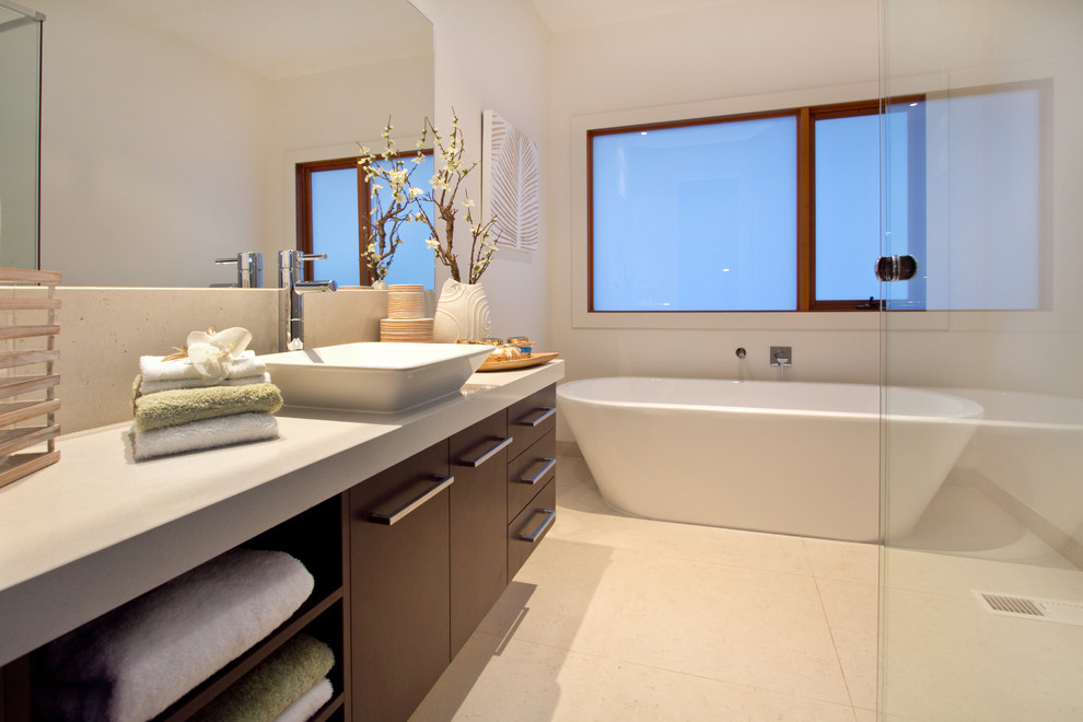 Пример оригинального дизайна: ванная комната в морском стиле с душем без бортиков, отдельно стоящей ванной, настольной раковиной и окном