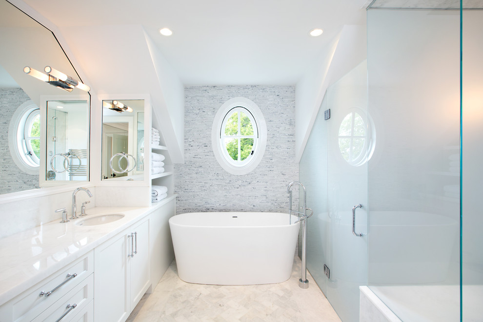 Immagine di una stanza da bagno padronale chic con lavabo sottopiano, ante con riquadro incassato, ante bianche, vasca freestanding e doccia alcova