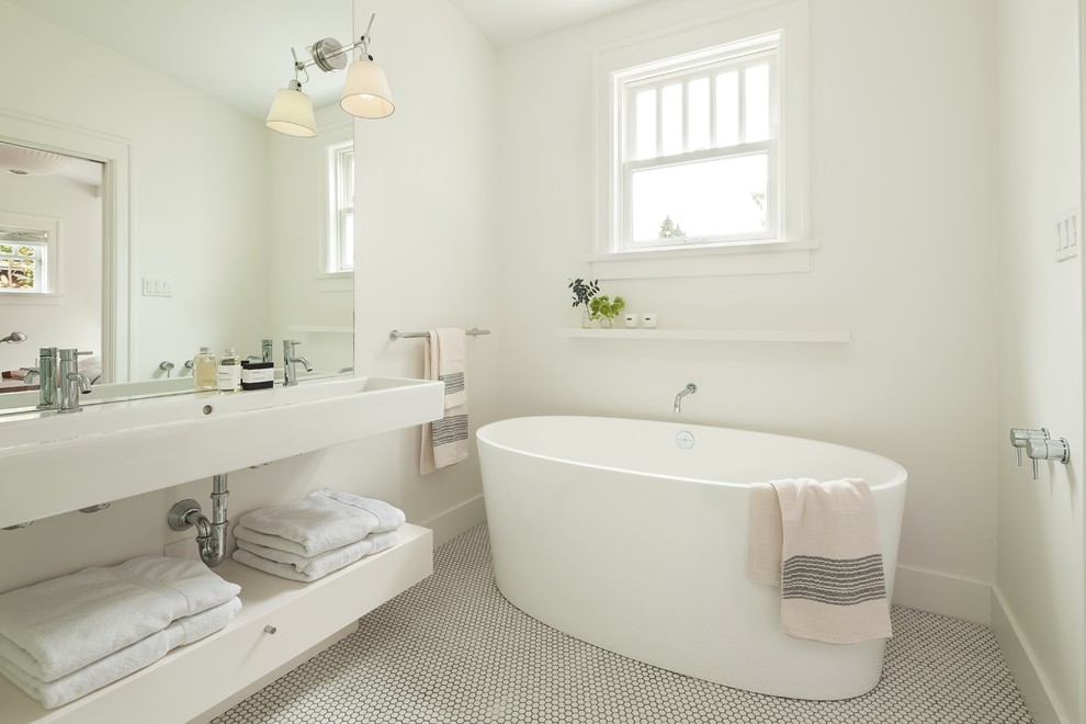 Свежая идея для дизайна: ванная комната в стиле неоклассика (современная классика) с раковиной с несколькими смесителями, отдельно стоящей ванной и полом из мозаичной плитки - отличное фото интерьера