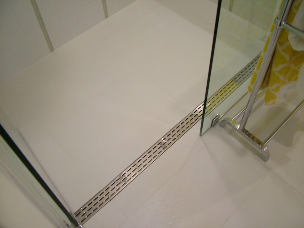 Пример оригинального дизайна: главная ванная комната среднего размера в современном стиле с душем без бортиков, белой плиткой, керамогранитной плиткой и полом из керамогранита