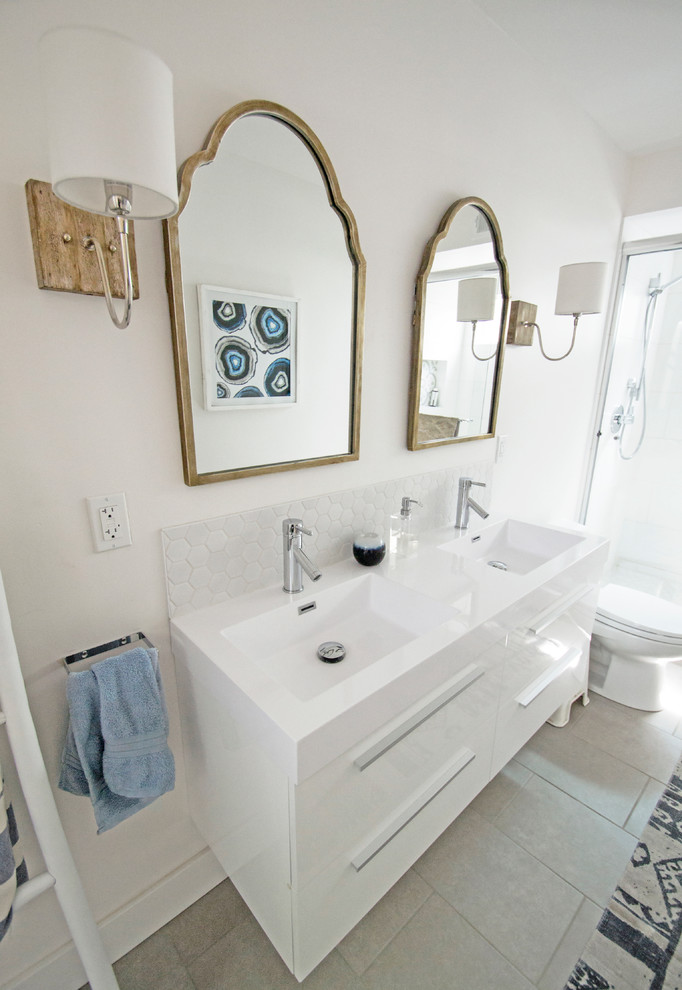 Idée de décoration pour une salle de bain bohème de taille moyenne avec un placard à porte plane, des portes de placard blanches, une baignoire en alcôve, un carrelage gris, un mur blanc, un sol en carrelage de terre cuite et un lavabo encastré.
