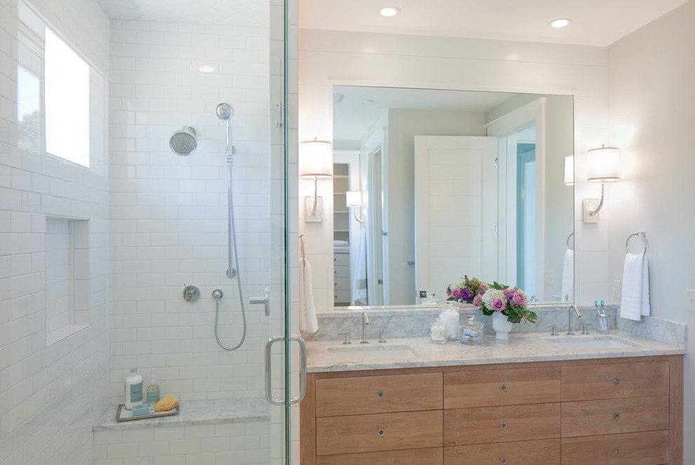 Exemple d'une salle de bain bord de mer en bois brun avec un lavabo encastré, un placard à porte plane, une douche d'angle, un carrelage blanc, un carrelage métro et une fenêtre.