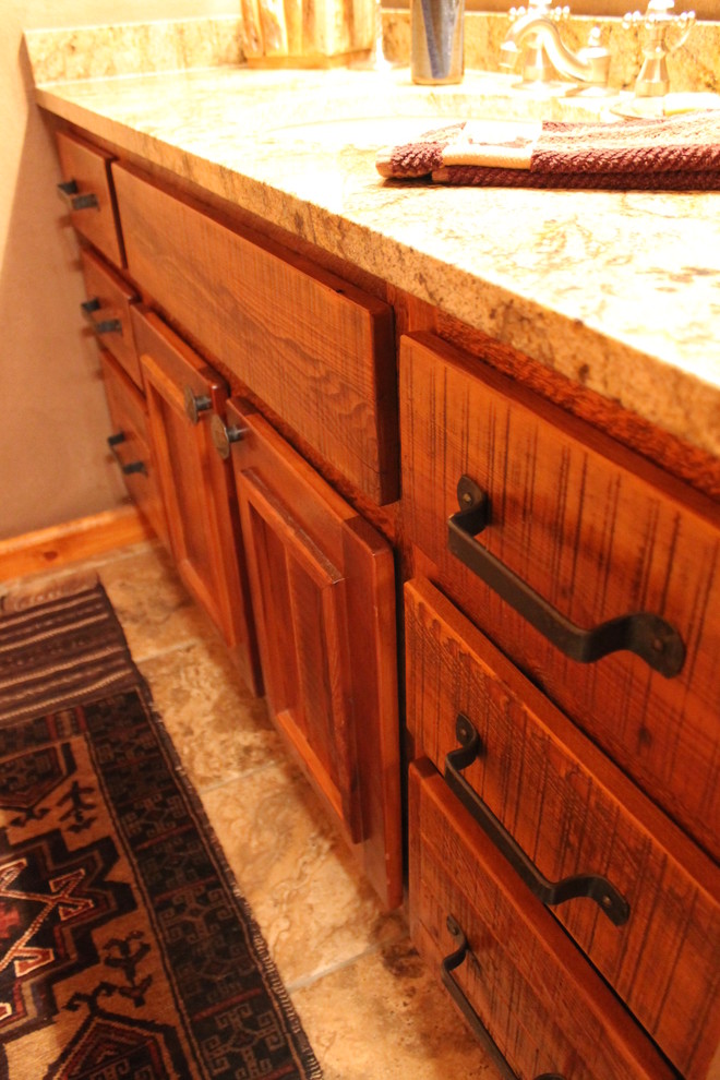 Inredning av ett rustikt mellanstort en-suite badrum, med ett nedsänkt handfat, skåp i slitet trä, granitbänkskiva, en öppen dusch, flerfärgad kakel, beige väggar, travertin golv, luckor med infälld panel och en toalettstol med separat cisternkåpa