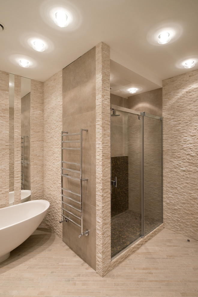 他の地域にあるコンテンポラリースタイルのおしゃれな浴室 (アルコーブ型シャワー、アクセントウォール) の写真