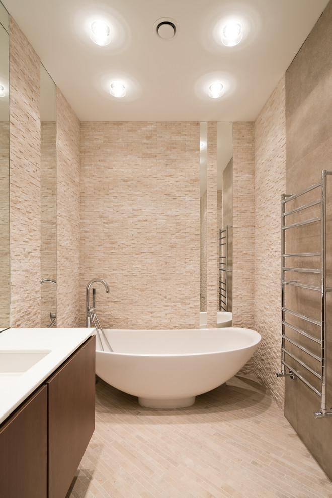 他の地域にあるコンテンポラリースタイルのおしゃれな浴室 (フラットパネル扉のキャビネット、中間色木目調キャビネット、置き型浴槽、ベージュの壁、アンダーカウンター洗面器) の写真