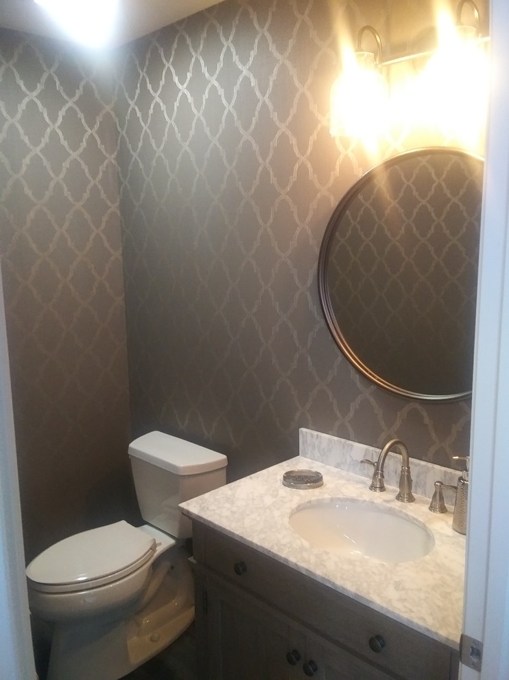 Idee per una stanza da bagno stile americano di medie dimensioni con ante con riquadro incassato, ante grigie, WC a due pezzi, pareti grigie, lavabo sottopiano, top in marmo e top multicolore