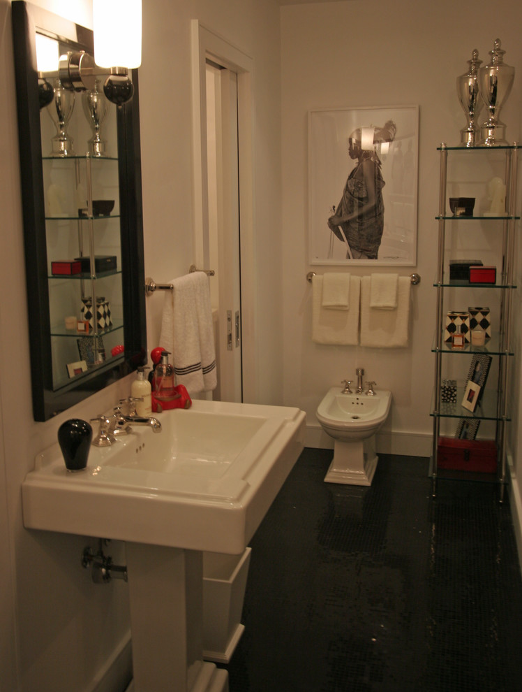 Immagine di una stanza da bagno chic