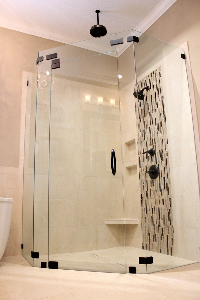 Источник вдохновения для домашнего уюта: главная ванная комната в стиле неоклассика (современная классика) с отдельно стоящей ванной, душем без бортиков, бежевой плиткой, керамогранитной плиткой и полом из керамогранита