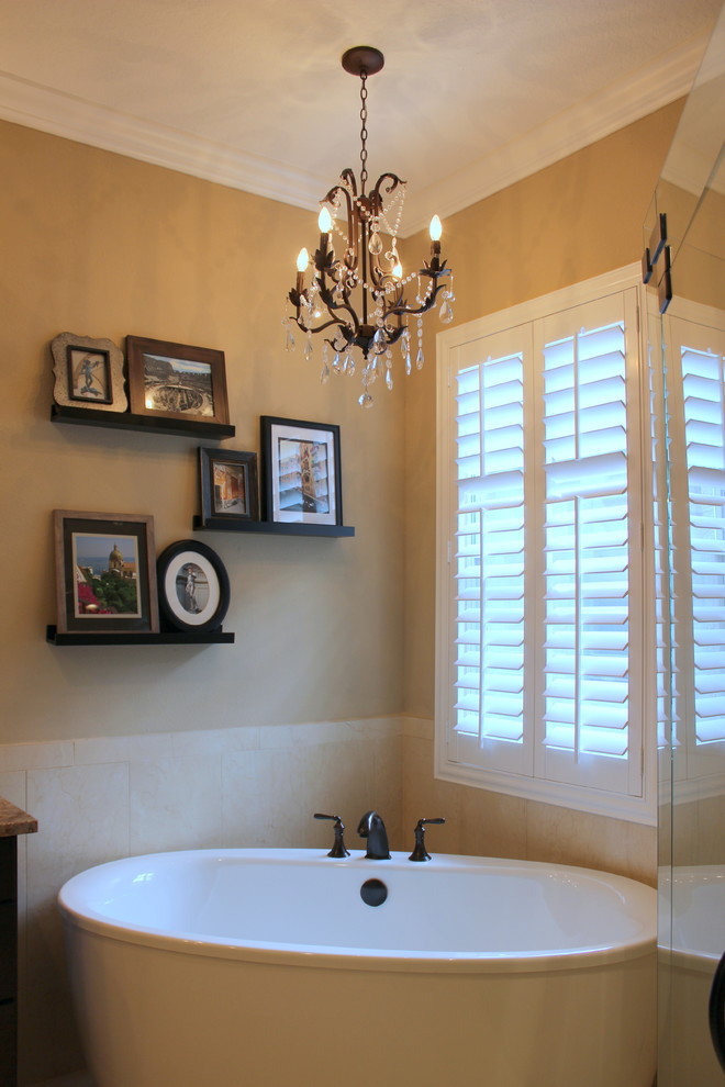 Idéer för att renovera ett vintage en-suite badrum, med ett fristående badkar, beige kakel och porslinskakel