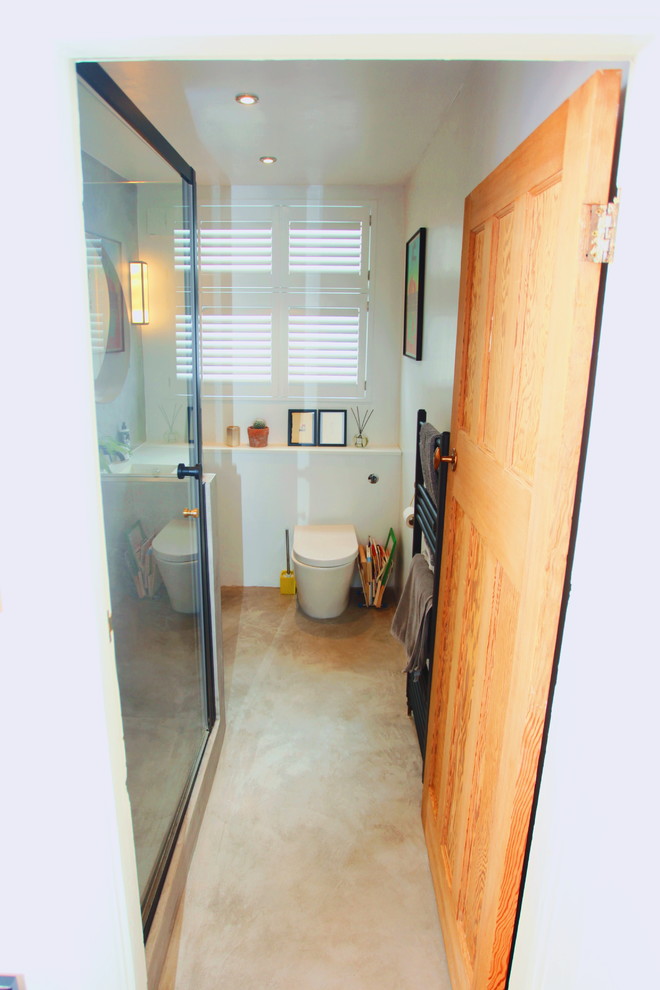 На фото: маленькая ванная комната в стиле модернизм с фасадами островного типа, коричневыми фасадами, открытым душем, инсталляцией, серой плиткой, цементной плиткой, серыми стенами, бетонным полом, душевой кабиной, раковиной с пьедесталом, столешницей терраццо, серым полом, душем с распашными дверями и белой столешницей для на участке и в саду