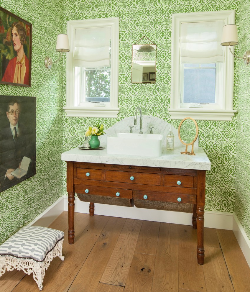 Пример оригинального дизайна: ванная комната среднего размера в стиле кантри с темными деревянными фасадами, зелеными стенами, светлым паркетным полом, настольной раковиной, мраморной столешницей и коричневым полом
