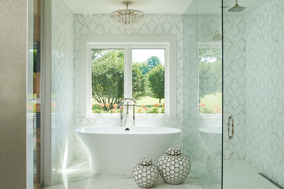 Идея дизайна: главная ванная комната в стиле неоклассика (современная классика) с отдельно стоящей ванной, душем без бортиков, серой плиткой, белой плиткой, мраморной плиткой, белыми стенами, мраморным полом, белым полом и душем с распашными дверями