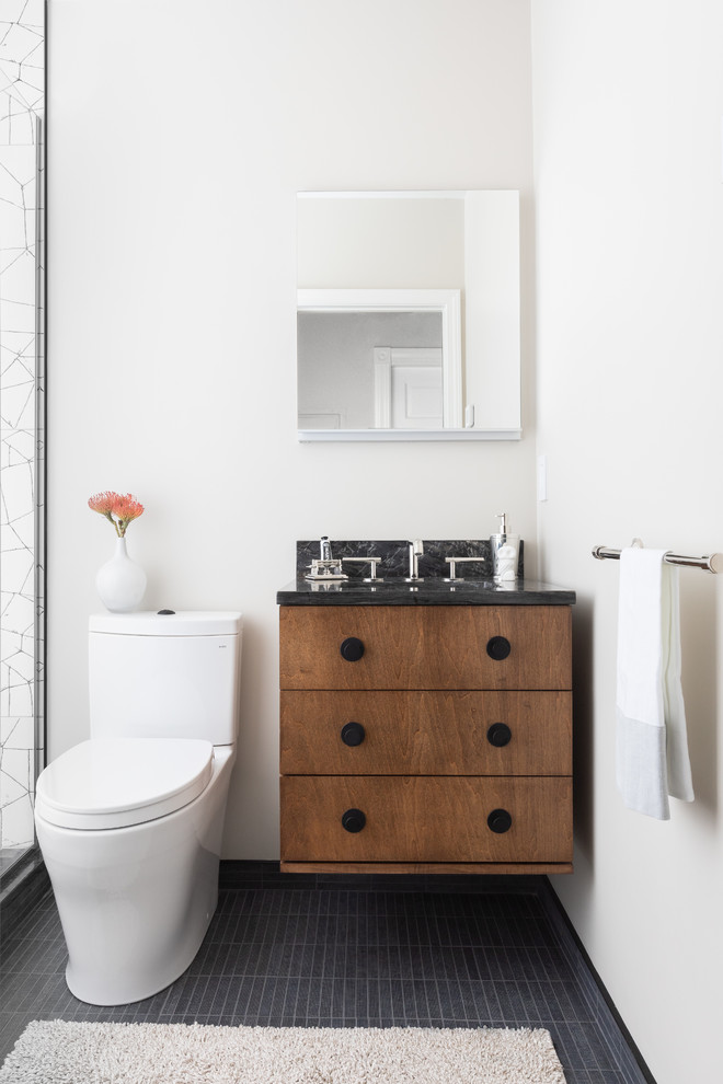 Idee per una piccola stanza da bagno contemporanea con ante in legno scuro, pareti bianche, pavimento nero, top nero, panca da doccia, un lavabo e mobile bagno sospeso